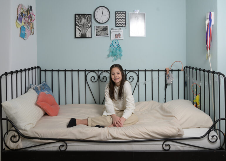 Tiener meisje zittend op bed